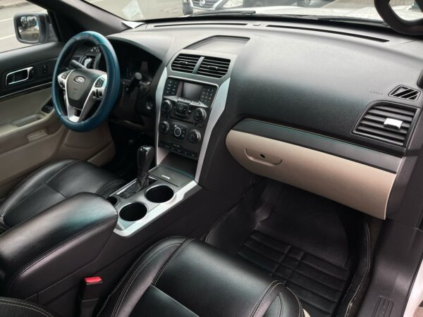 Ford Explorer - Image 14
