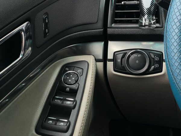 Ford Explorer - Image 17