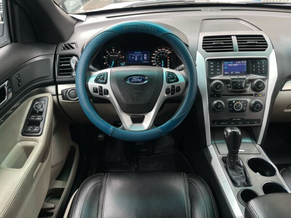Ford Explorer - Image 13